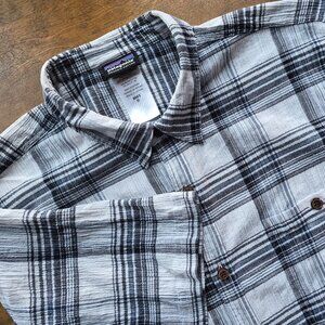 Patagonia Mens XL Shirt Navy/White Plaid Seersucker Organic Cotton Short Sleeve